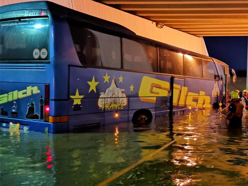 باص يعبر في وسط السيول 