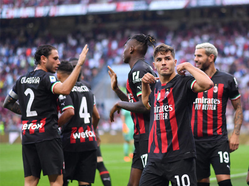 لاعبو ميلان خلال مباراة سابقة