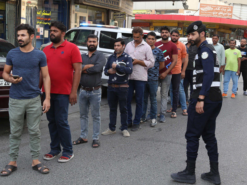 التدقيق على هويات الوافدين