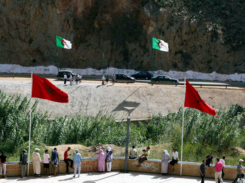  استضافة قمة مغربية جزائرية   