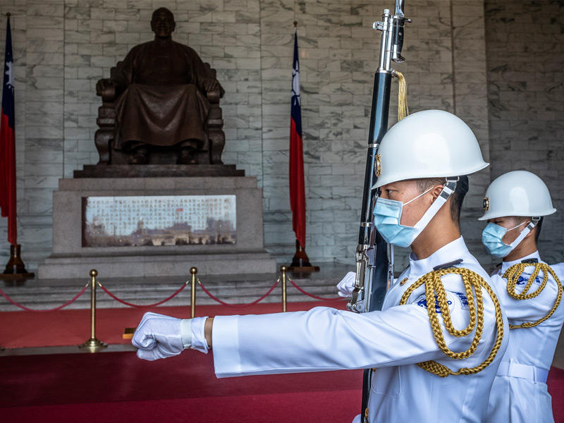 جنديان من حرس الشرف قرب تمثال شيانغ كاي شيك في تايبيه أمس         (د ب أ)