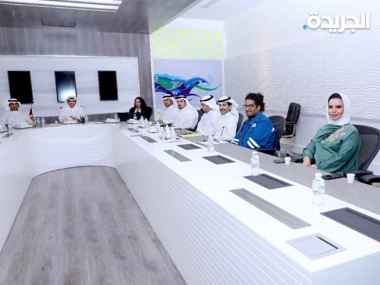 أعضاء مجلس الشباب مع الوزير المطيري