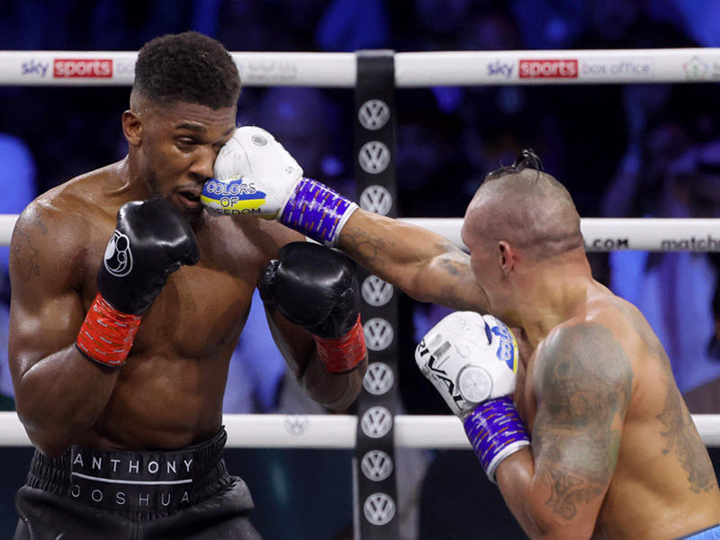 الأوكراني أوسيك يوجه لكمة للبريطاني جوشوا