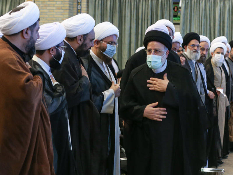 رئيسي يحيي أئمة المساجد في طهران أمس (إرنا)