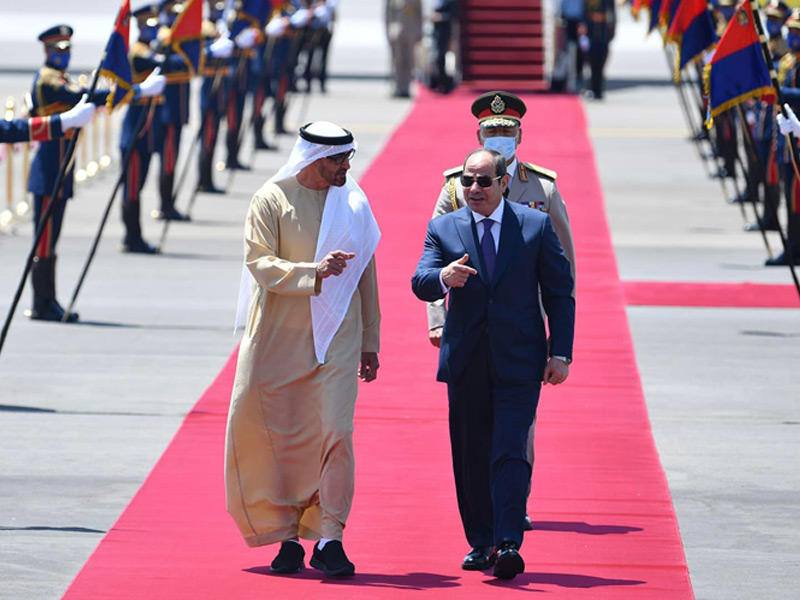 السيسي خلال استقباله محمد بن زايد في مدينة العلمين الجديدة أمس