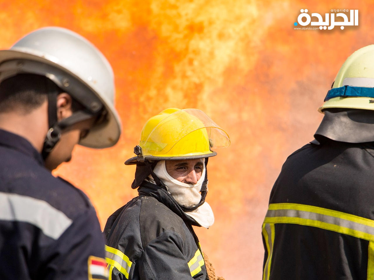 رجال الاطفاء يكافحون النيران 