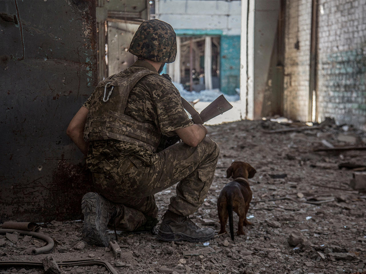 جندي أوكراني يقوم بمهام مراقبة في المنطقة الصناعية لمدينة سيفيرودونيتسك مع استمرار الهجمات الروسية