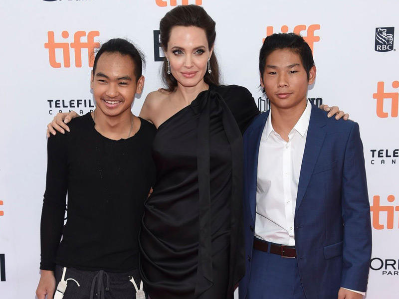  النجمة العالمية أنجلينا جولي وابناها باكس ومادوكس