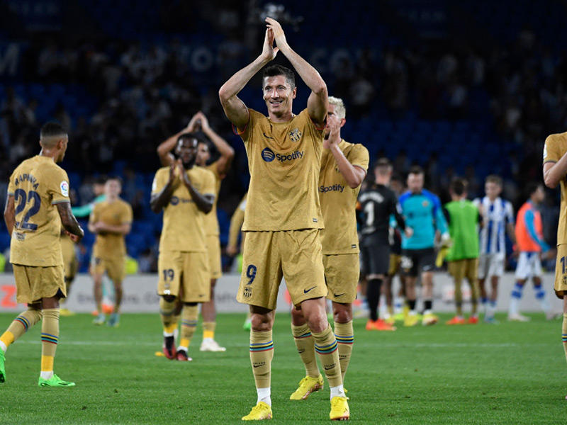 ليفاندوفسكي نجم برشلونة يحتفل بعد الفوز على ريال سوسييداد