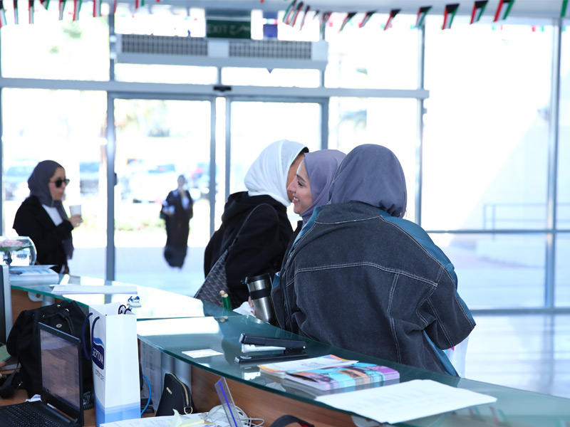 تواجد طلابي في ساحة الكلية 