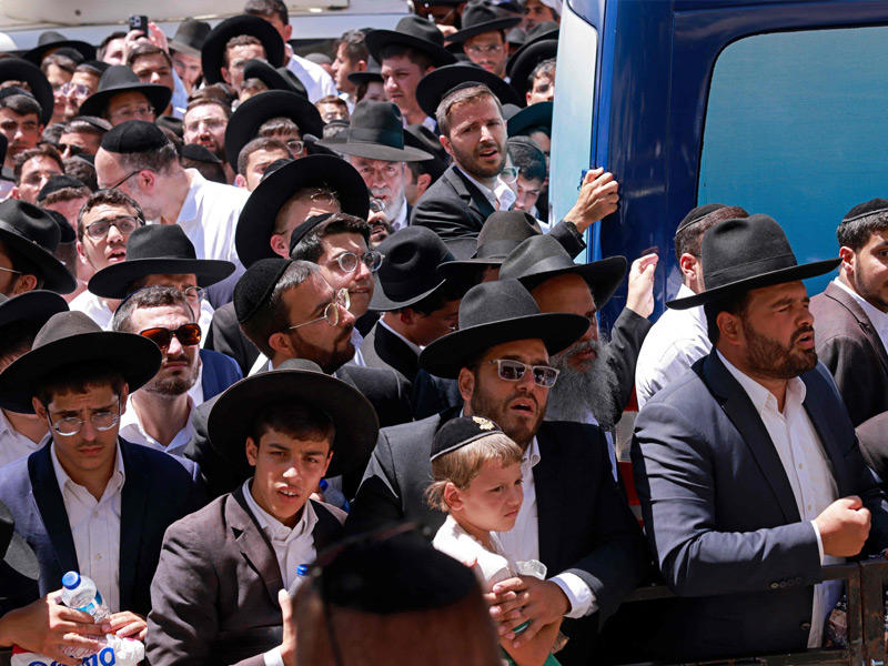 يهود يشيعون، أمس، الزعيم الروحي لأكبر حزب متشدد في القدس، الحاخام شالوم كوهين (أ ف ب)