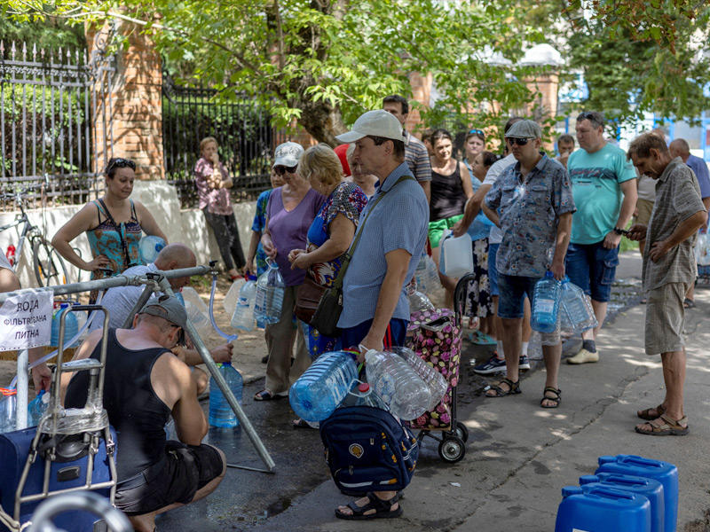 مدنيون أوكرانيون ينتظرون دورهم للحصول على مياه للشرب في منطقة ميكولايف أمس (رويترز)