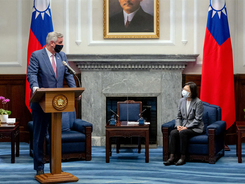 تساي تستمع إلى كلمة يلقيها هولكومب في تايبيه أمس (رويترز)