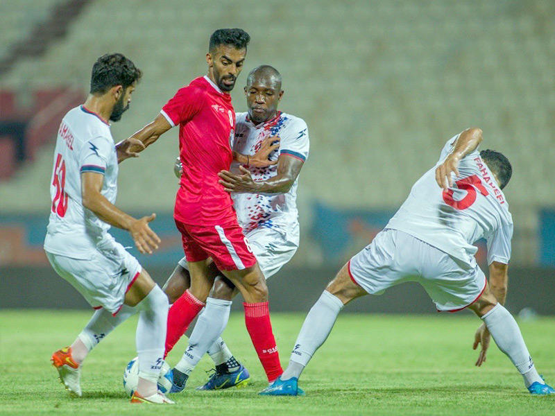 الظفيري يحاول تخطي مدافعي الفحيحيل