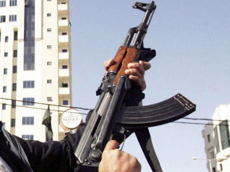 مسلح يتجول بين عامة الناس 