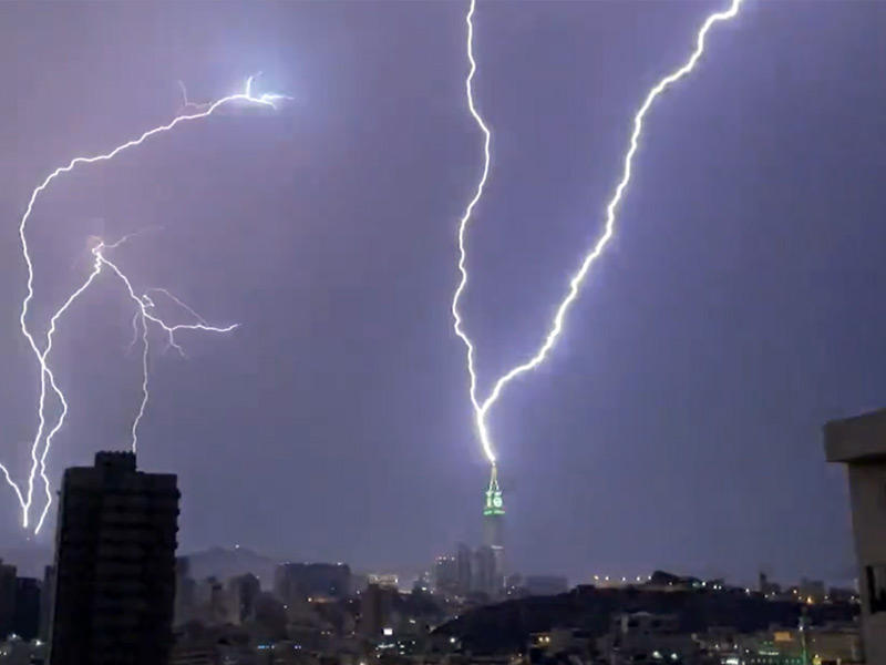 البرق في مكة المكرمة 