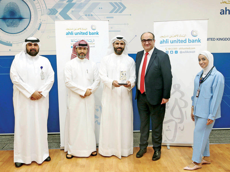 المتحد يكرم سالم المطوع بعد برنامج التدريب