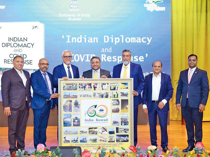 السفير الهندي رافعاً شعار «60 عاما من الدبلوماسية بين الكويت والهند»