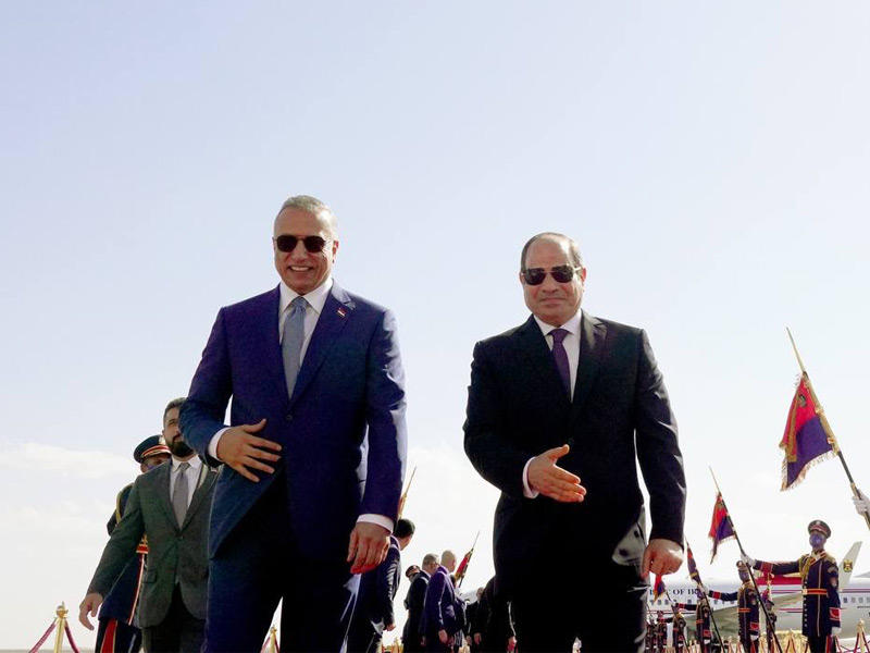 السيسي مستقبلاً الكاظمي في مطار العلمين 