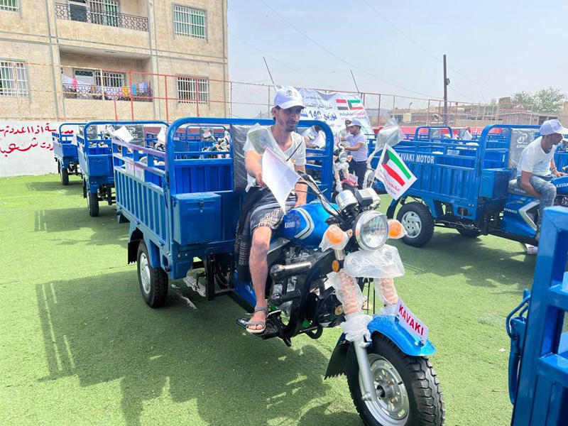 جانب من مشروع توزيع 100 «تكتك نقل» في اليمن 