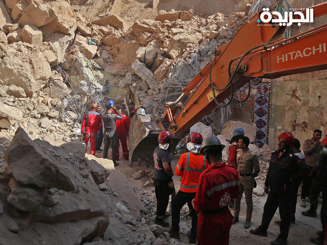 من أعمال البحث عن الضحايا تحت ركام مزار الإمام علي