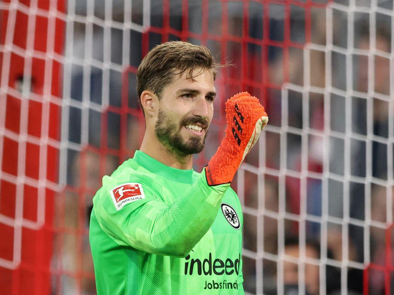  حارس مرمى فريق آينتراخت فرانكفورت الألماني  كيفن تراب