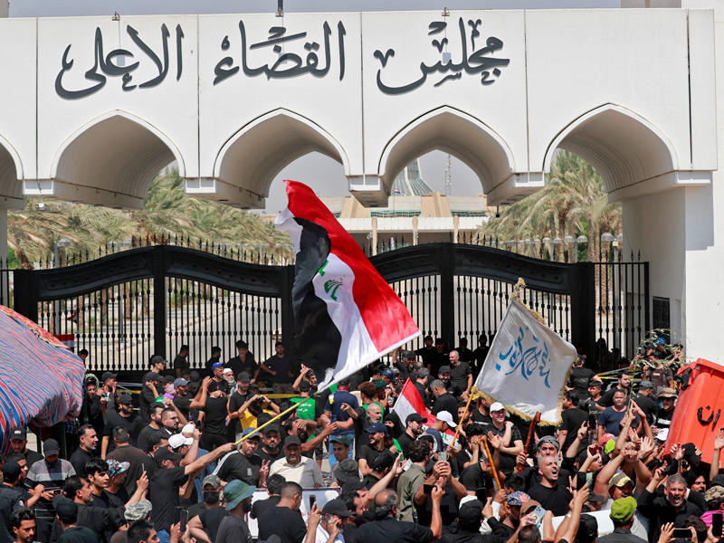 أنصار الصدر يحتشدون أمام البوابة الرئيسية لمقر المجلس الأعلى للقضاء وسط بغداد، (أ ف ب)