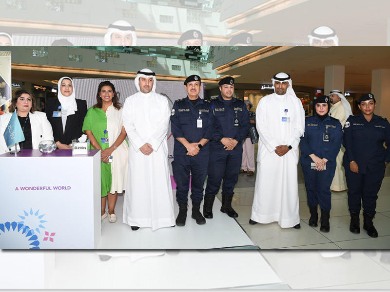 اللواء الكندري والغربللي يتوسطان مسؤولي زين والداخلية خلال افتتاح المعرض التوعوي