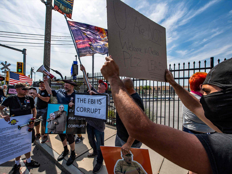 تظاهرة احتجاجية لمؤيدي ترامب بشأن اقتحام «FBI» منزله (أ ف ب)