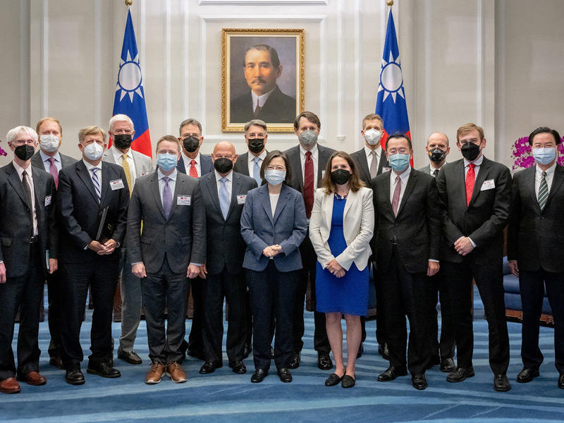   رئيسة تايوان تساي إنغ في لقطة تذكارية مع الوفد الأميركي بمكتبها في تايبيه  (رويترز) 