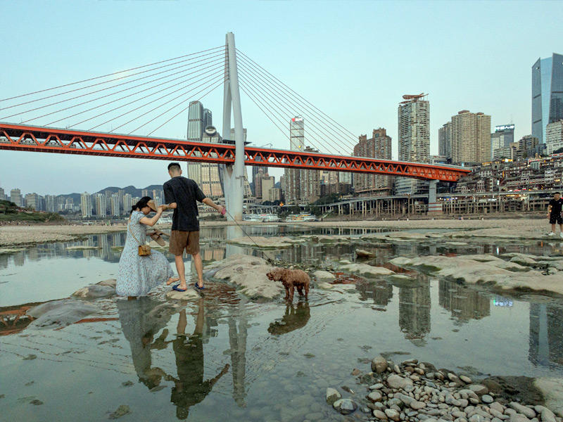 نهر جيالينغ الصيني الجاف جزئيًا (رويترز)