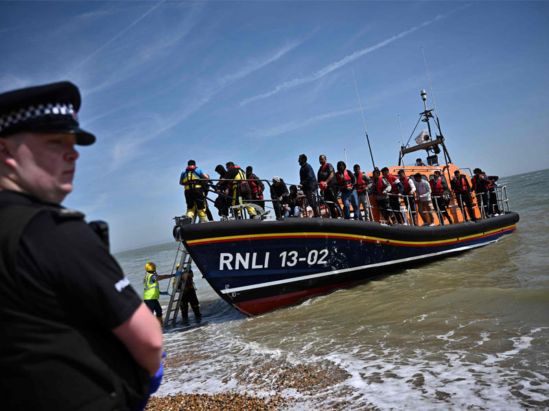 احد قوارب المهاجرين الذين عبروا بحر المانش