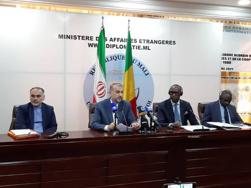 وزير خارجية إيران حسين عبداللهيان مع نظيره المالي عبدالله ديو خلال زيارة نادرة لباماكو أمس (إرنا)