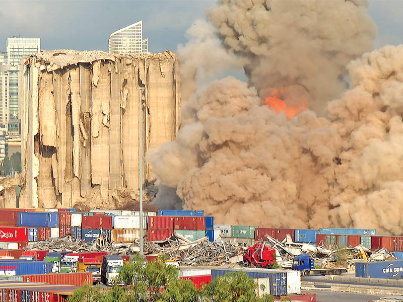 انهيار جزء جديد من صوامع الحبوب بمرفأ بيروت أمس (أ ف ب)