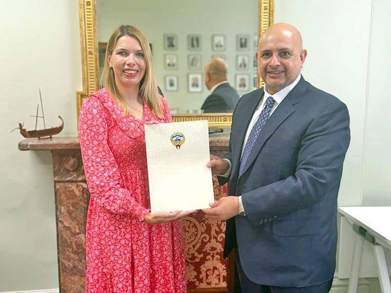 السفير بدر العوضي أثناء تقديم أوراق اعتماده إلى بوسبي