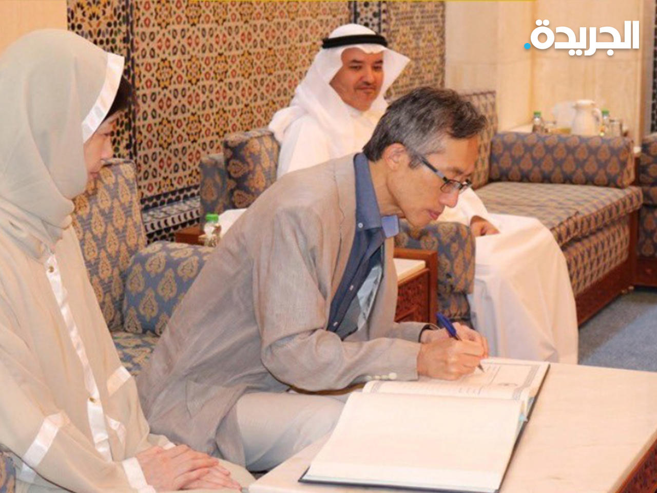 سفير اليابان لدى الكويت وحرمه خلال زيارتهما إلى مسجد الدولة الكبير