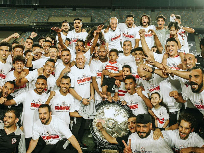 لاعبو الزمالك مع درع الدوري