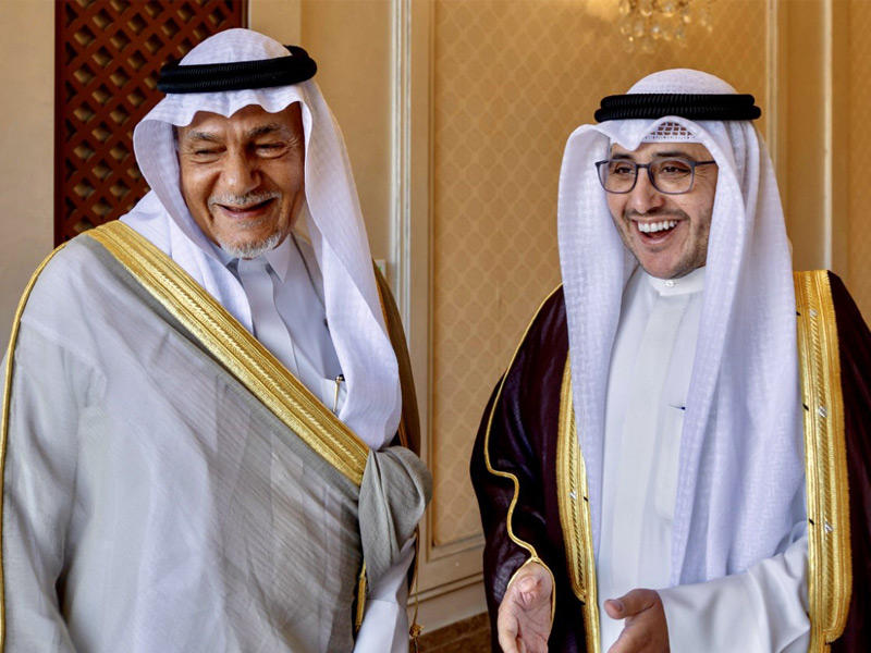 وزير الخارجية رئيس مجلس إدارة الصندوق الكويتي للتنمية الاقتصادية العربية الشيخ د. أحمد الناصر خلال لقائه الأمير تركي الفيصل