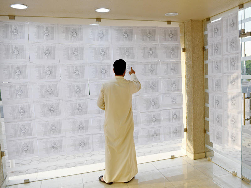 مواطن يتفقد قيده الانتخابي