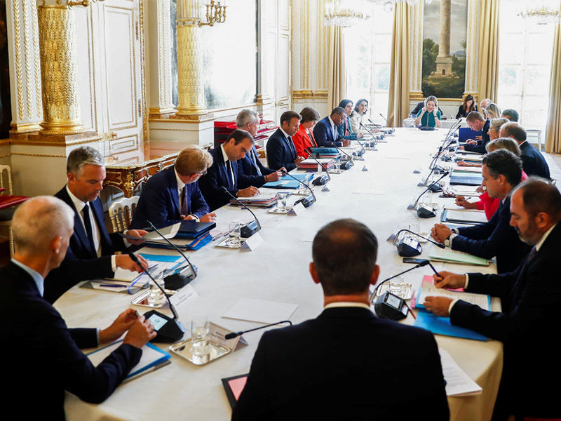 ماكرون خلال ترؤسه اجتماعاً حكومياً  (رويترز)