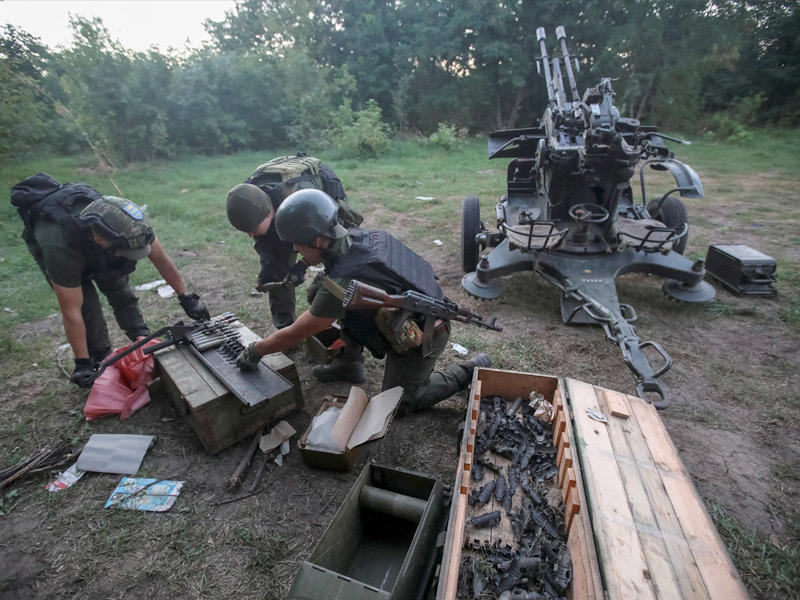 قوات أوكرانية في إحدى الجبهات بخاركيف أمس (رويترز)