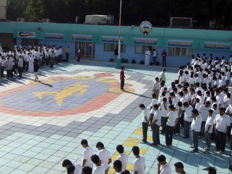 الطلاب يصطفون في طابور الصباح في احد المدارس 