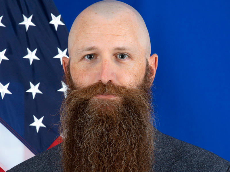 القائم بأعمال السفارة الأميركية لدى البلاد، جيمس هولتسنايدر