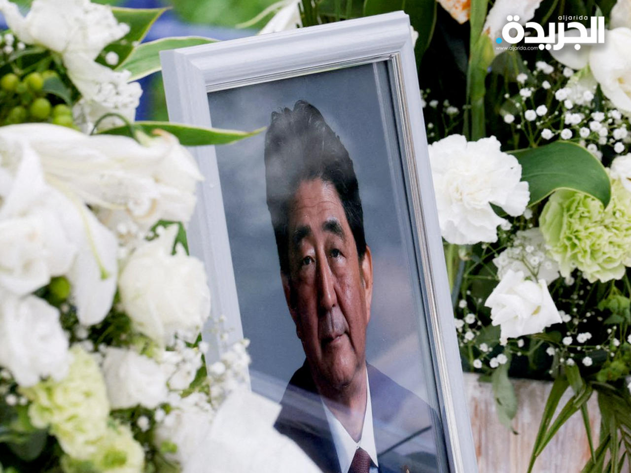 ورود حول صورة لرئيس الوزراء الياباني السابق شينزو آبي