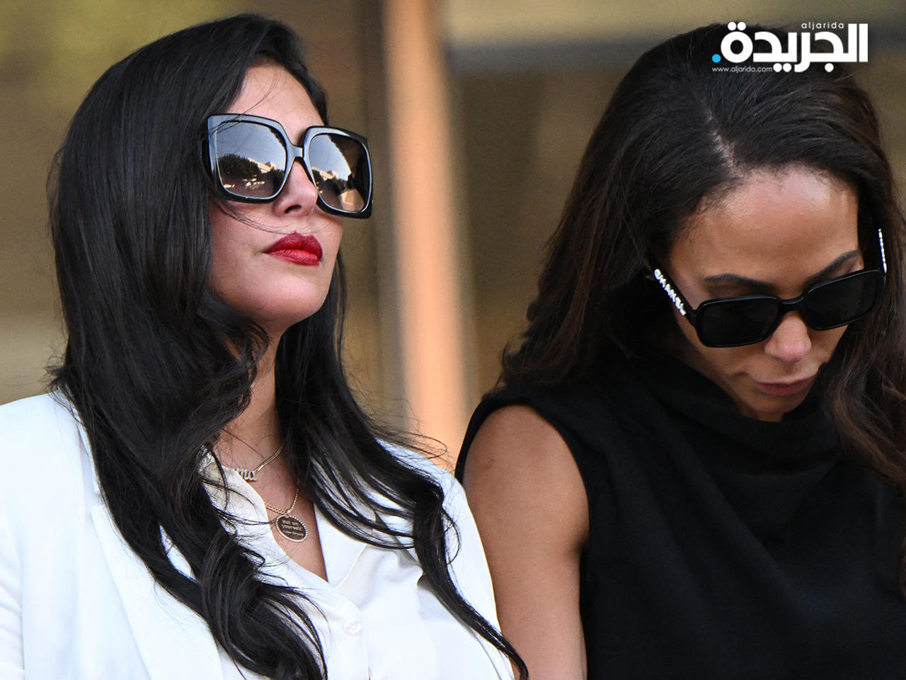 فانيسا براينت «يسار» وصديقتها سيدني ليرو «يمين» تغادران المحكمة في لوس أنجلوس