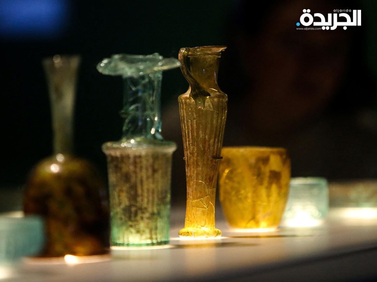 عدد من الأواني الزجاجية المهشمة بعد إصلاحها