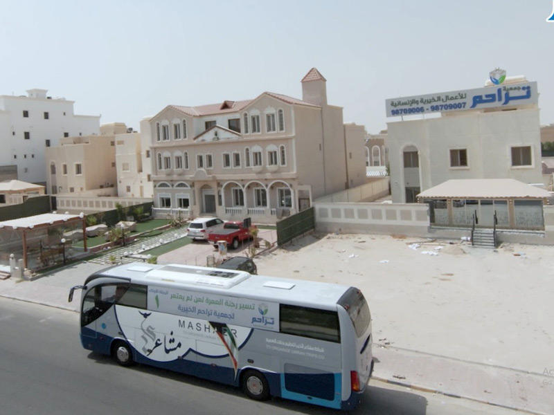 سيارة النقل الجماعي امام مقر جمعية تراحم للأعمال الخيرية والإنسانية