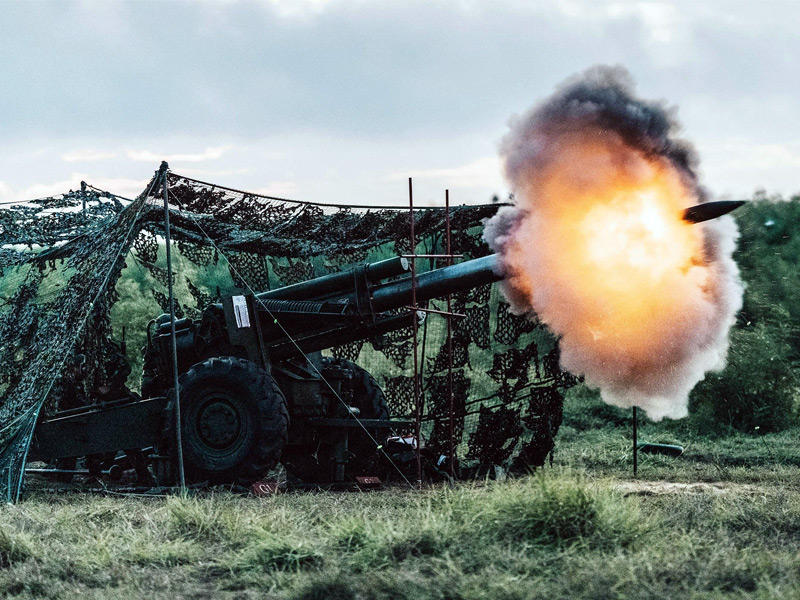 قذيفة مدفع لحظة انطلاقها خلال تدريبات عسكرية في تايوان  (أ ف ب)