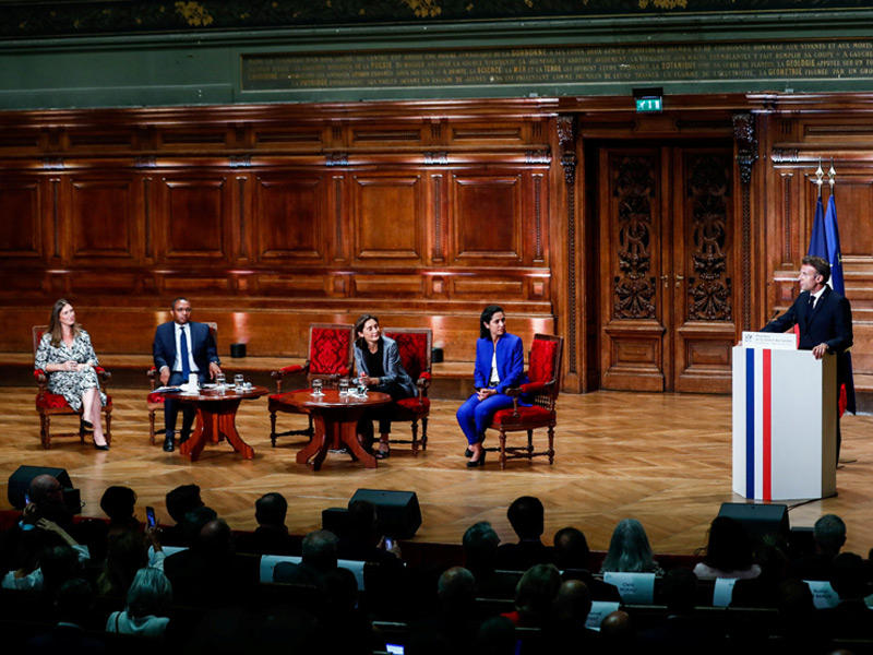ماكرون يلقي كلمته بجامعة السوربون أمس (رويترز)