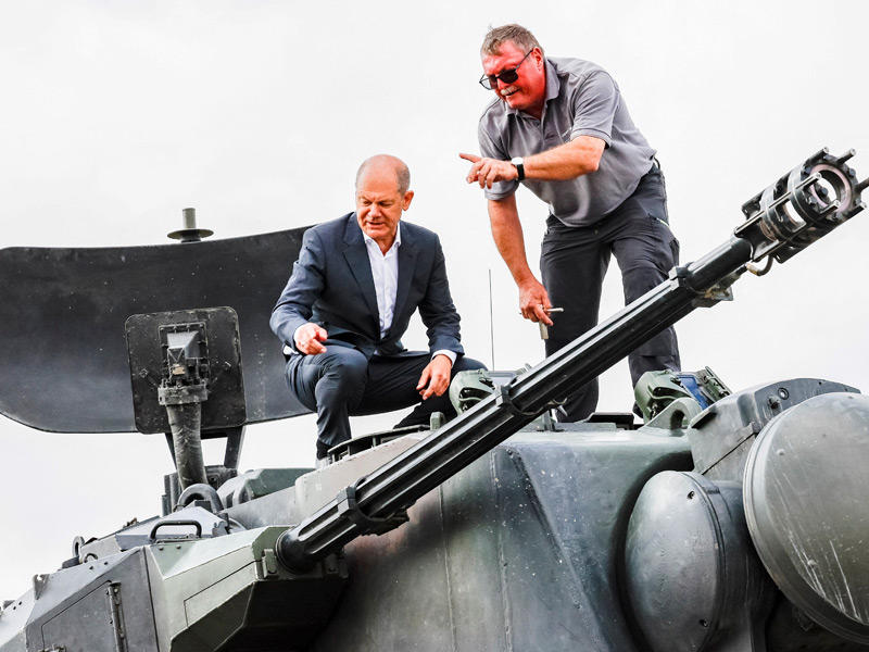 شولتس يتفقد آلية قبل إرسال 30 منها لأوكرانيا  (رويترز)